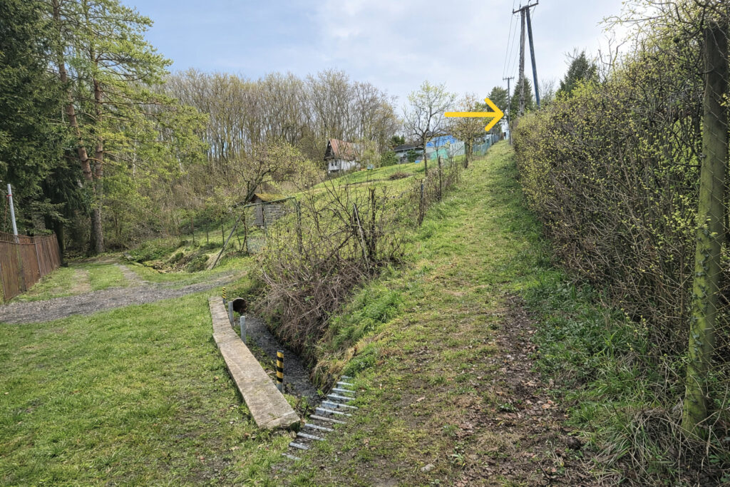 Vstup na záhradný pozemok v Kavečanoch v blízkosti lesného chodníka.